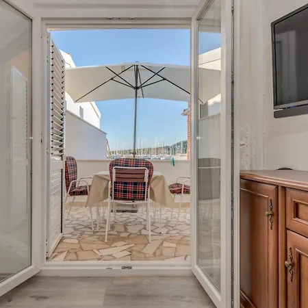 아파트 Seafront With Balcony Sea View And Mooring 로고즈니차