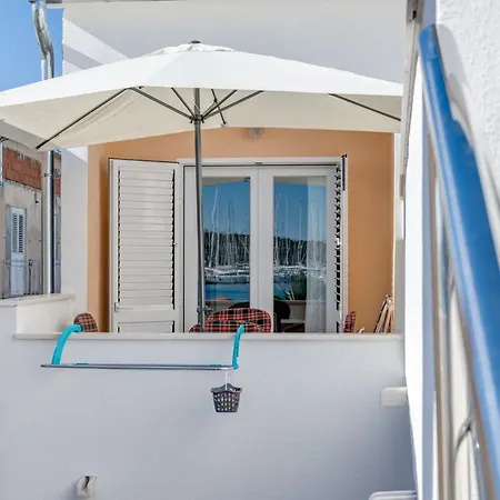 아파트 Seafront With Balcony Sea View And Mooring *