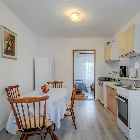 아파트 Seafront With Balcony Sea View And Mooring 로고즈니차