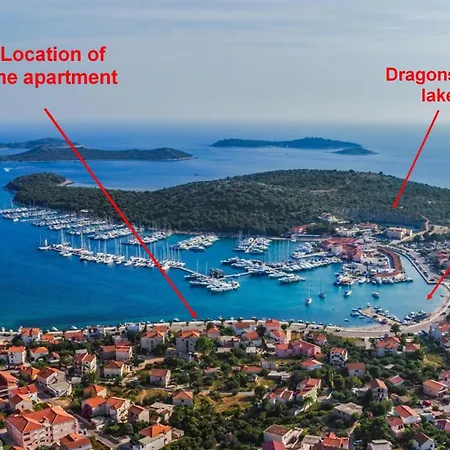 아파트 Seafront With Balcony Sea View And Mooring *