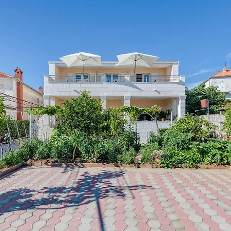 Seafront With Balcony Sea View And Mooring 아파트 로고즈니차