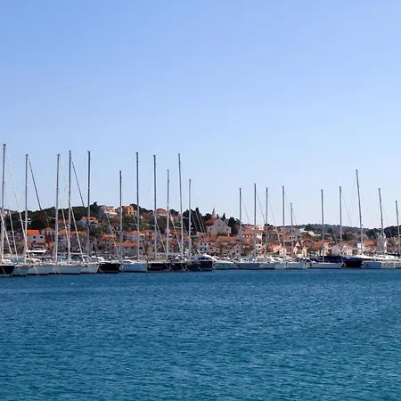 Seafront With Balcony Sea View And Mooring 아파트 로고즈니차