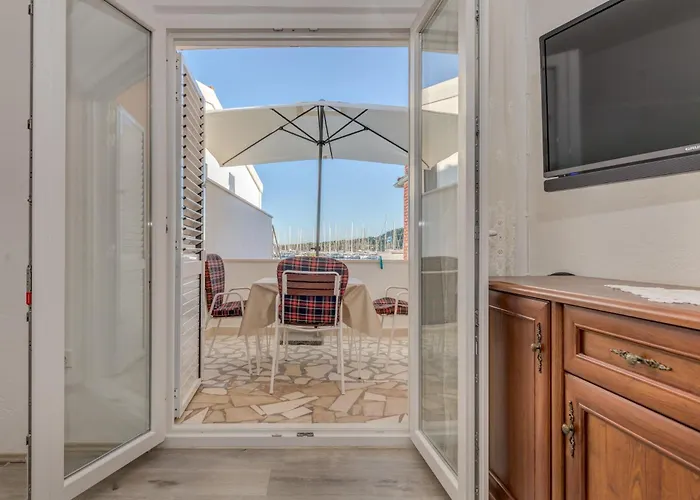 Apartamento Seafront With Balcony Sea View And Mooring Rogoznica (Sibenik-Knin)